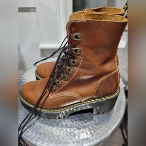 Dr. Martens- Leona